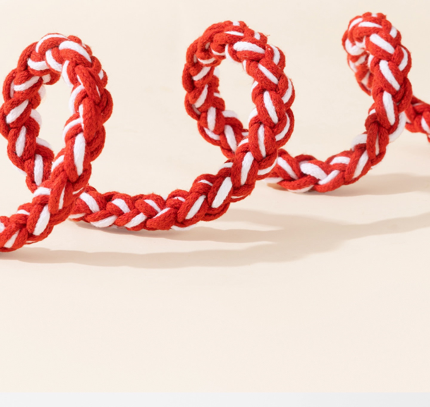 Macro shot of the red and white braided nylon webbing. The tear-resistant material is finished with a smooth texture to prevent fur breakage.
