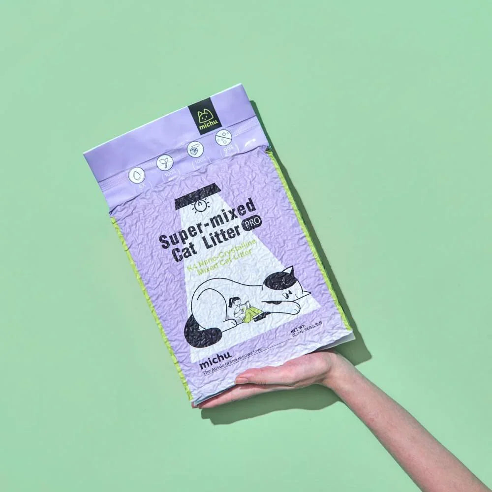 A hand holding a 2.5kg bag of Michu Super-Mixed Tofu Cat Litter Pro Gen2 against a bright green background, highlighting its convenient size and premium packaging.
