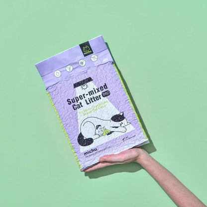 A hand holding a 2.5kg bag of Michu Super-Mixed Tofu Cat Litter Pro Gen2 against a bright green background, highlighting its convenient size and premium packaging.
