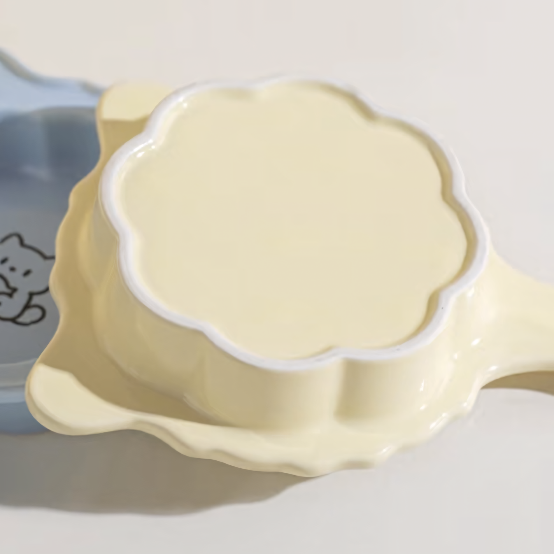 The underside of the Butter Yellow Crooked Tail plate, showcasing its sturdy, anti-tip base weighing 477g and the seamless integration of the handle.