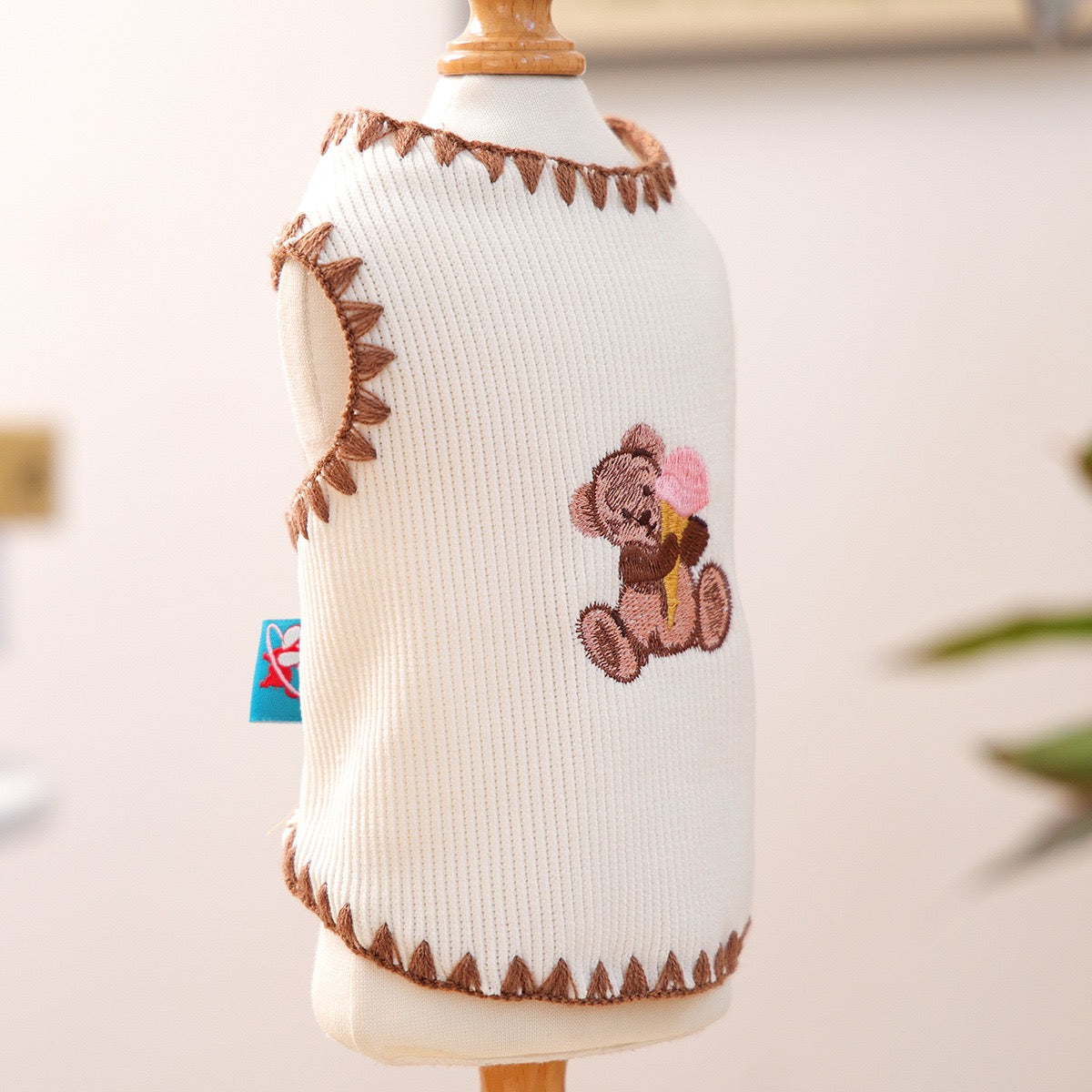 Angled view of the summer dog vest showing the polished hem detail. A scoop of cool design for hot summer walks