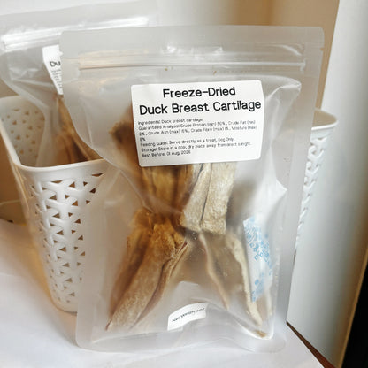 Single 60g bag of Freeze-Dried Duck Breast Cartilage, featuring ultra-low fat (2%) and high protein (50%), safe for sensitive stomachs.