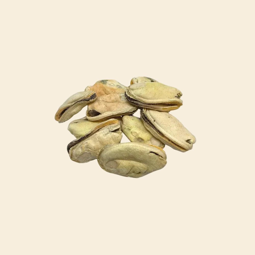 A cluster of whole freeze-dried green-lipped mussels, nature&