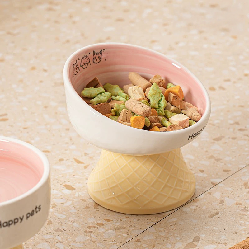 Close-up of the 15° tilted bowl filled with dry food. The angled design concentrates food in the center to prevent air intake and bloating