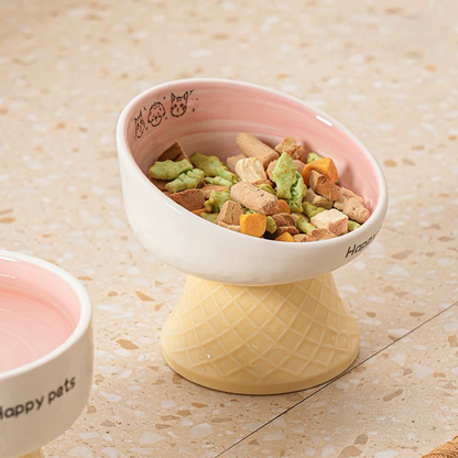 Close-up of the 15° tilted bowl filled with dry food. The angled design concentrates food in the center to prevent air intake and bloating