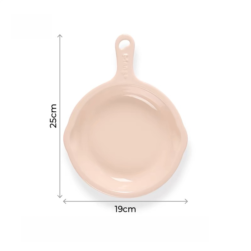 Size guide for the pink skillet ceramic pet plate, showing a 19cm width and 25cm total length, ideal for serving wet food, raw diets, or kibble.