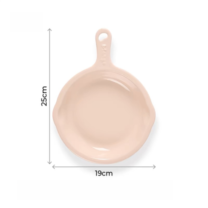 Size guide for the pink skillet ceramic pet plate, showing a 19cm width and 25cm total length, ideal for serving wet food, raw diets, or kibble.