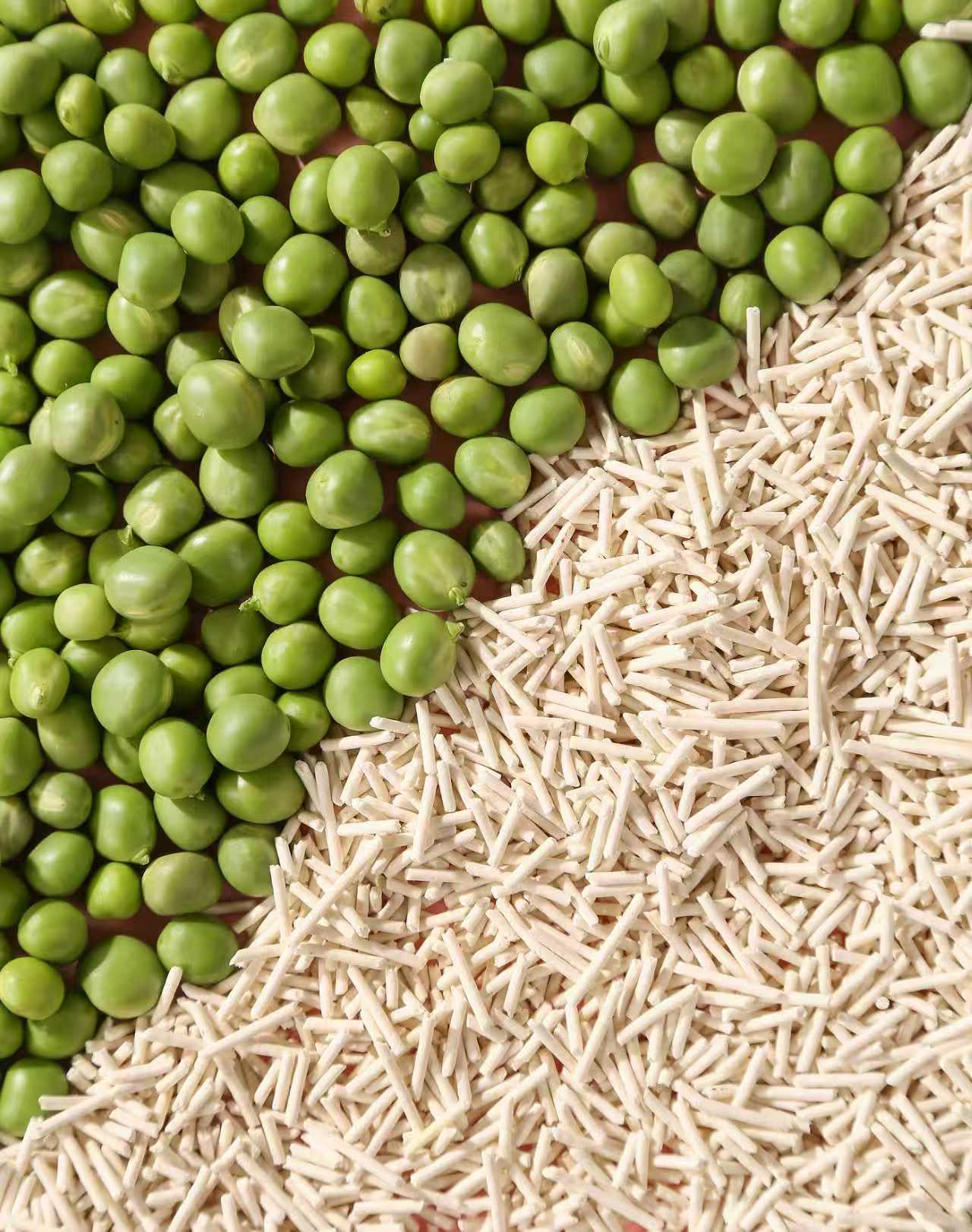 A diagonal split image showing fresh green peas on one side and Pinkwish Twinkle Tale pure tofu cat litter pellets on the other, highlighting the natural, plant-based formula.