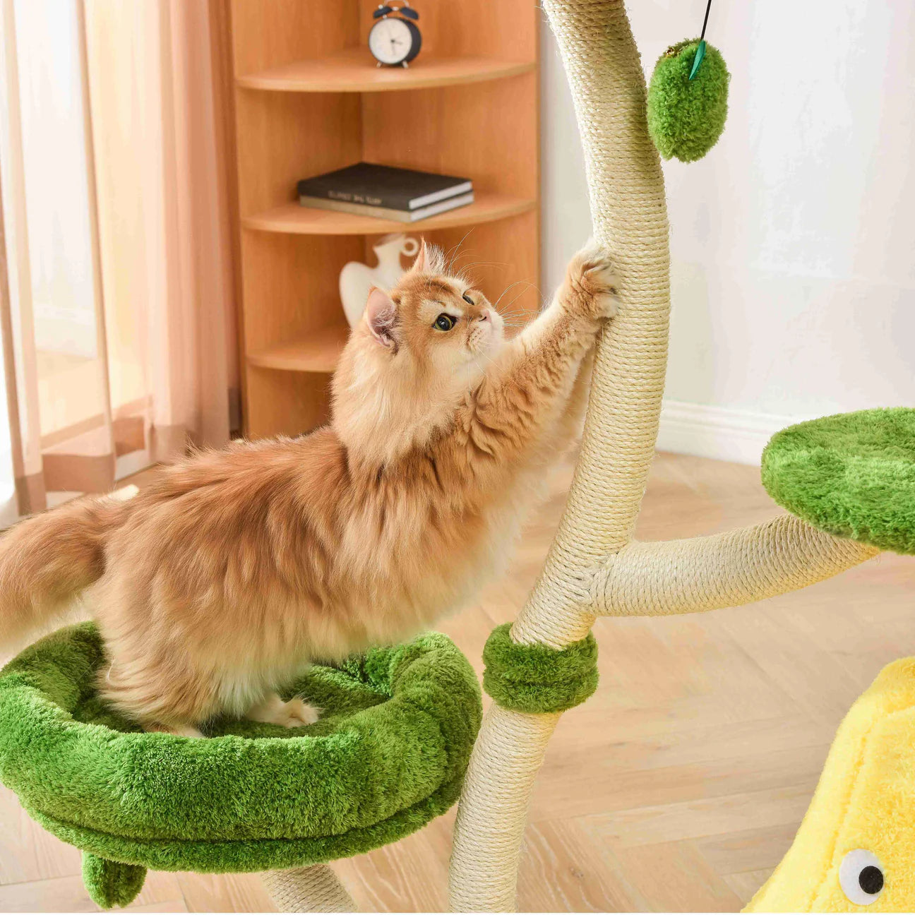 A golden cat stretching to scratch the thick 8cm sisal-wrapped post of the Michu Verde cat tree, while another cat rests in the pear nest. Satisfies natural scratching instincts with strong, reliable support.