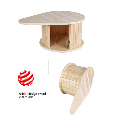 The curved solid wood cat condo section of the TORA cat tree, featuring smooth bent wood panels without sharp edges, highlighted alongside the Red Dot Design Award winner 2004 logo.