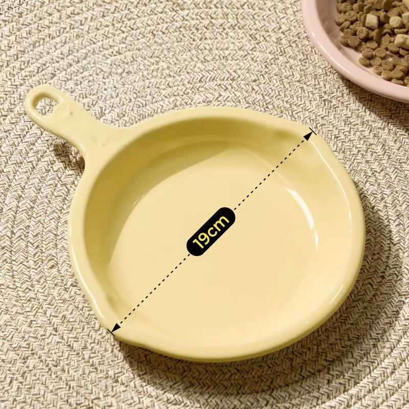 Top-down view of the yellow skillet pet plate with a "19cm" dimension overlay, highlighting the generously wide and shallow design perfect for preventing whisker fatigue.